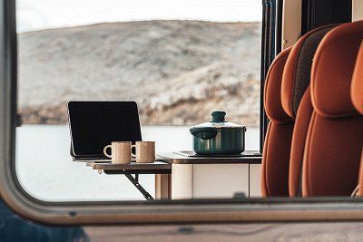 Tablet in der Kueche des Buerstner Campervans Eliseo