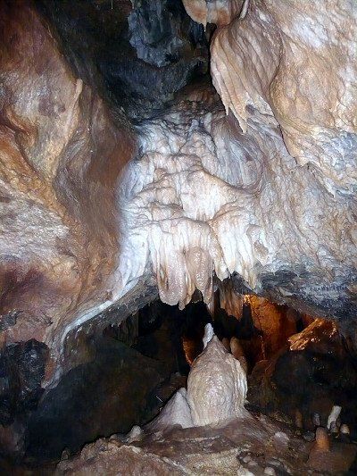 Stalagmiten und Stalagtiten in der Atta Hoehle in Attendorn