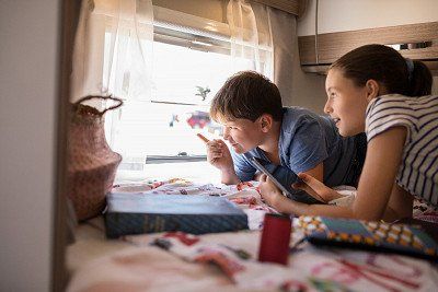 Kinder mit Tablet im Carado Wohnmobil 