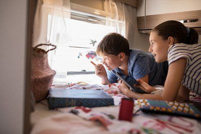 Kinder mit Tablet im Carado Wohnmobil