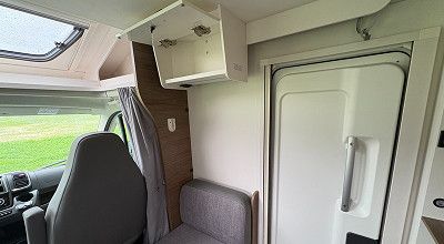 Oberschrnk unter dem Hubbett im Corigon Wohnmobil T 70 S 