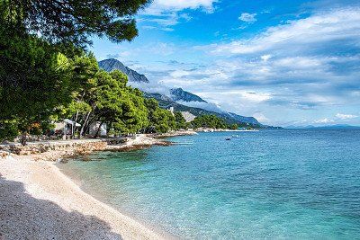 smaragdgruenes Wasser an der Adria in Kroatien