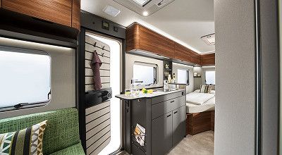 Blick auf den Kuechenblock im Eriba Wohnwagen Novaline 442