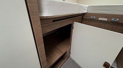 Stauschrank unter dem Festbett im Corigon Wohnmobil T 70 S