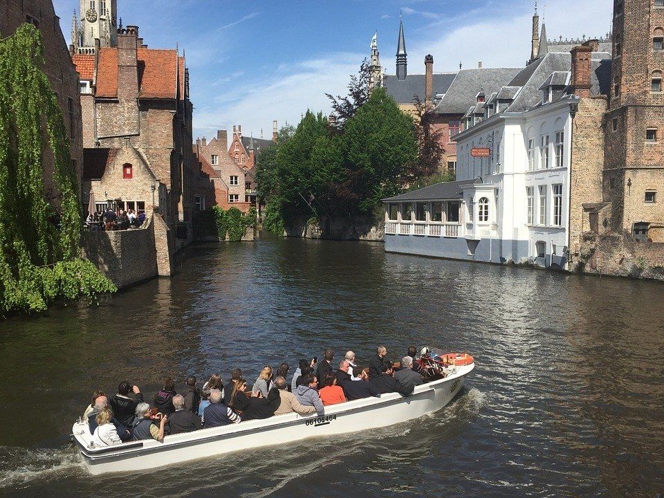 Brugge is goed te ontdekken per boot. Brugge is goed te ontdekken per boot.