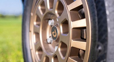 Felge in Bronze-Optik mit Dethleffs Logo