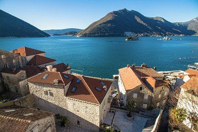 Blick auf Altstadt Perast und das Meer 