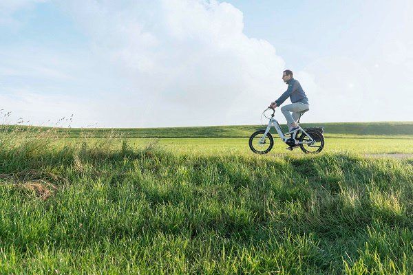 Mann auf Hymer E-Bike in der Natur