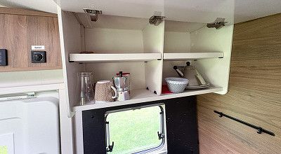 Offener Oberschrank in der Kuechenzeile des A 70 D von Corigon
