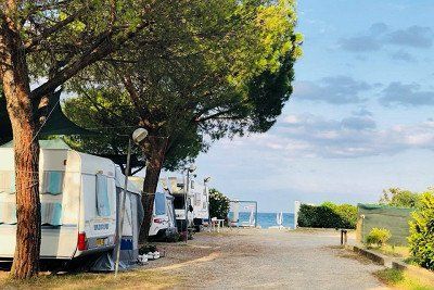 Wohnwagen am Meer auf dem Campingplatz Onda Azzurra