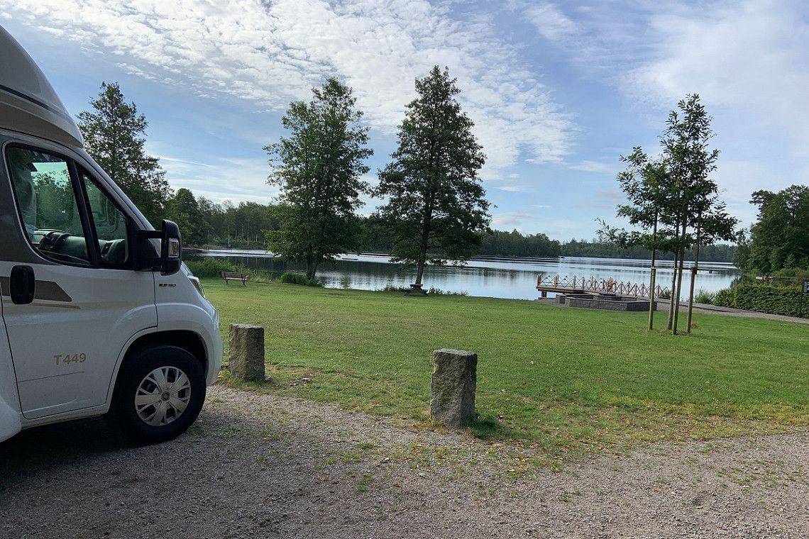 LMC Wohnmobil auf Parkplatz am See in Schweden 