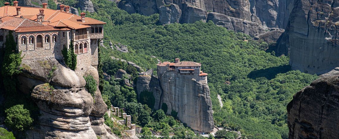 Meteora Kloester auf Sandsteinfelsen in Griechenland
