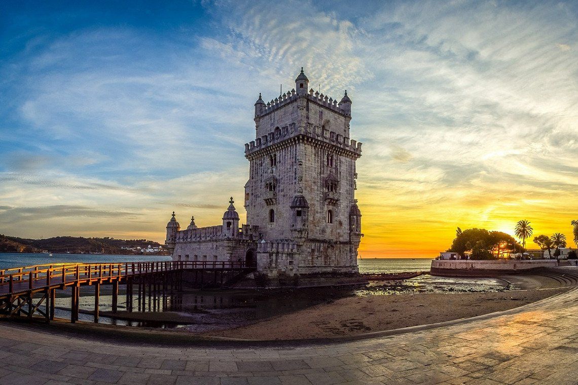 Torre de Belem in Lissabon bei Sonnenuntergang