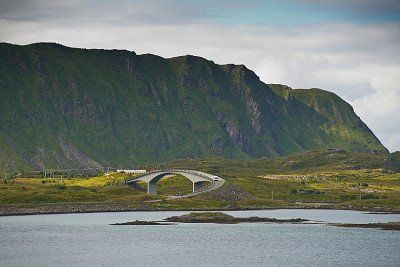 Wohnmobil auf Bruecke bei Fredvang auf den Lofoten