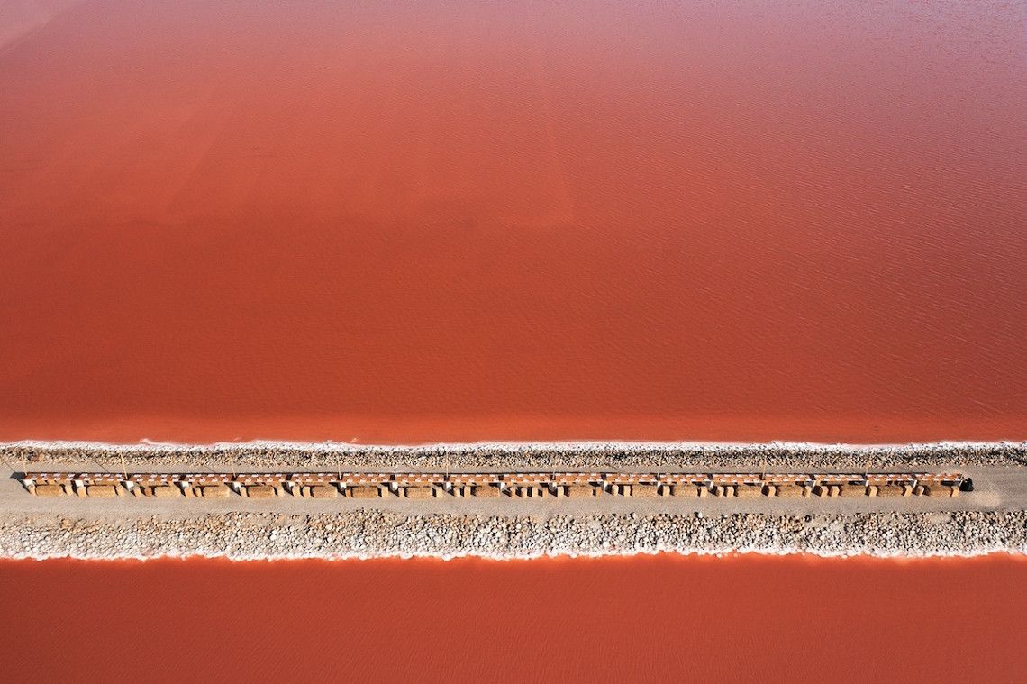 Salinen mit rot gefärbtem Wasser von oben