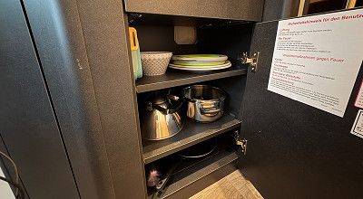 Kuechenutensilien im Unterschrank der Kuechenzeile im Sunlight Campervan Cliff 4x4 Greentrekn 