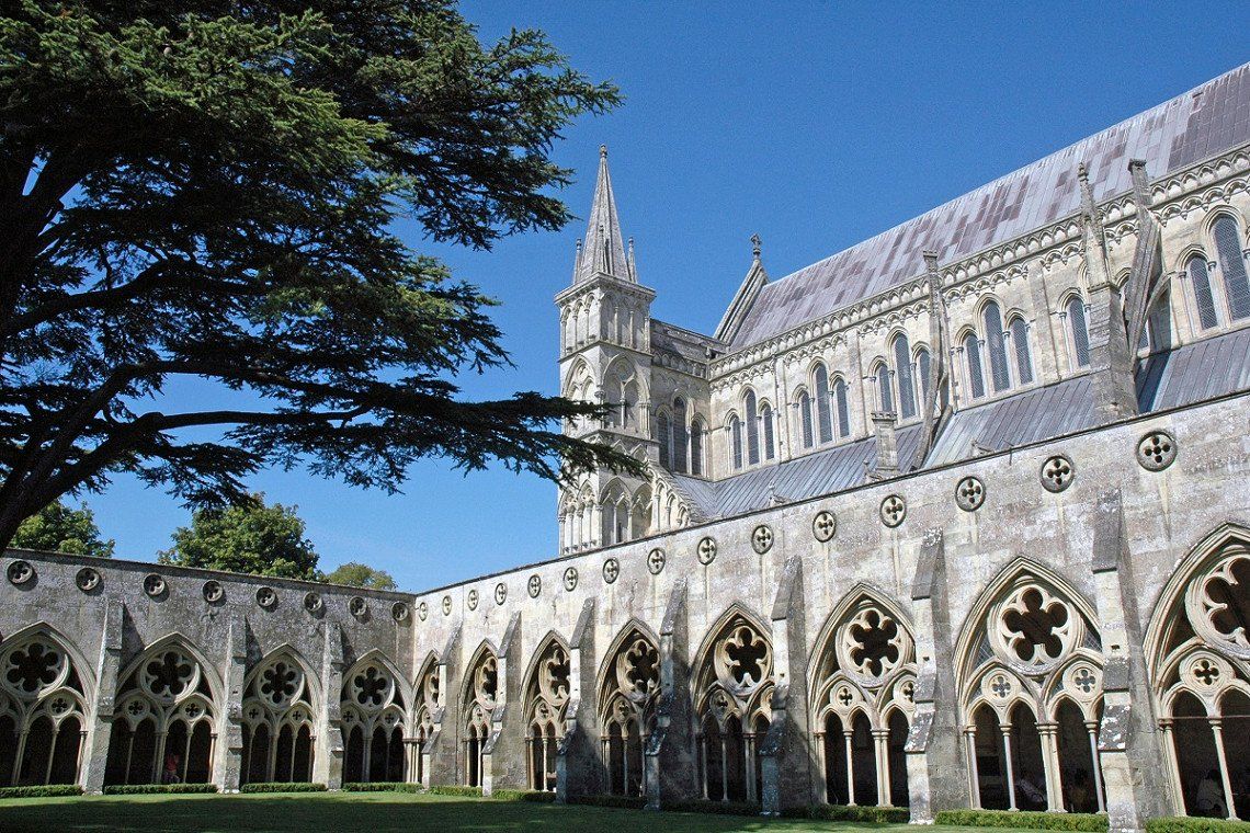 Blick auf die Kathedrale von Salisbury vom Innenhof