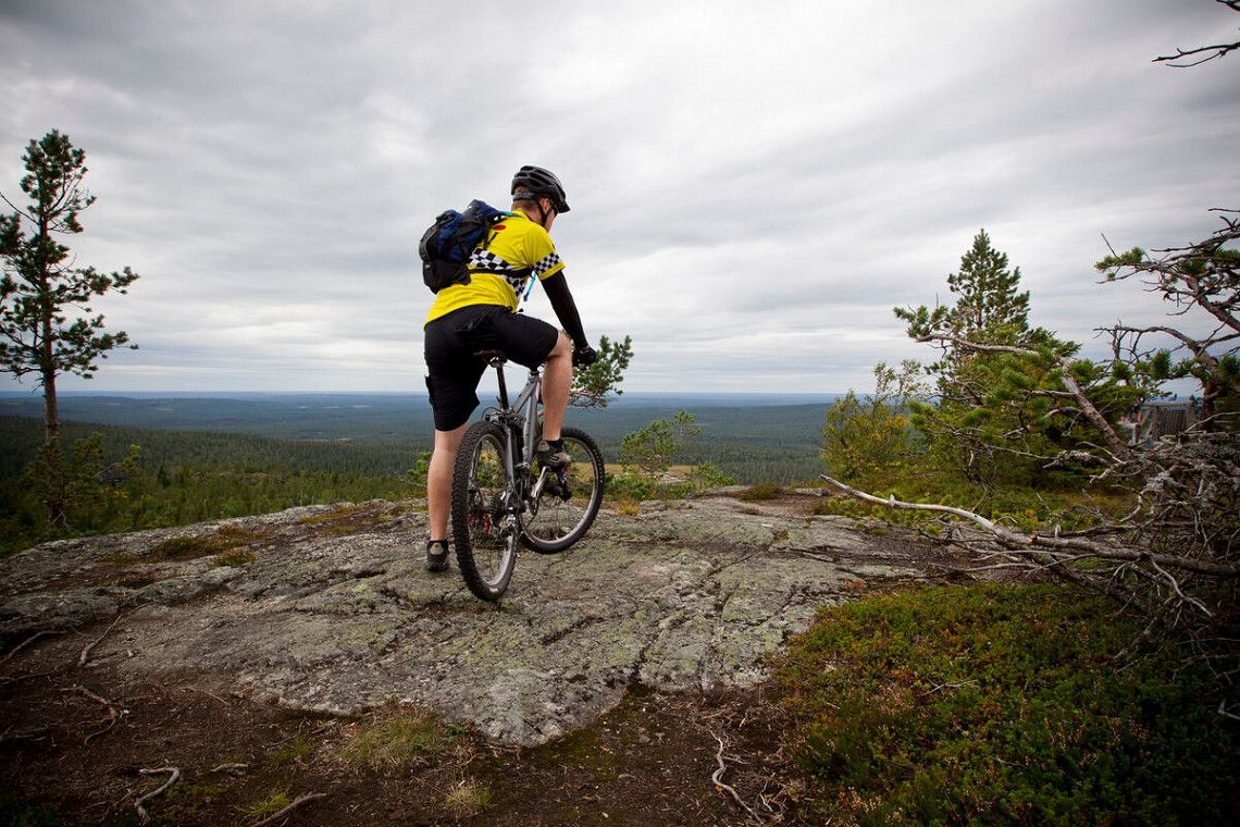 Mountainbiker offroad in Finnland