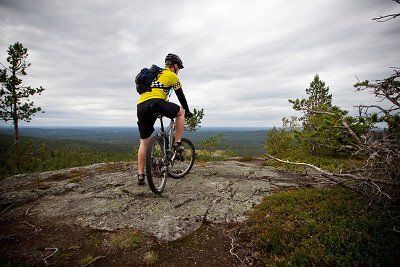 Mountainbiker offroad in Finnland 