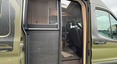 Zweigeteilte Fliegenschutztür im Sunlight Campervan Cliff 4x4 Greentrek