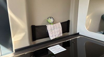 Stauraum hinter dem Gaskocher im Sunlight Campervan Cliff X 600