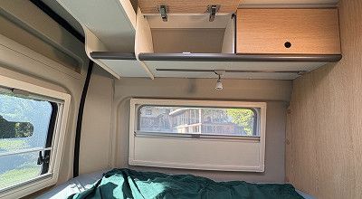 Dachschraenke im Heck des Sunlight Campervans Cliff X 600
