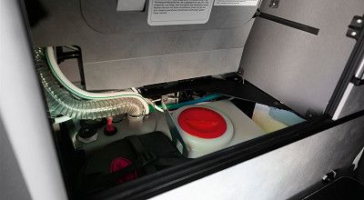 Frischwassertank und Gasflasche im Heck des EXPLR 5.0