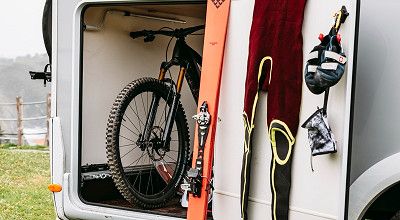 Mountainbike und anderes Sportequipment in der Heckgarage des Sunlight Wohnmobils UNLTD T 7433S
