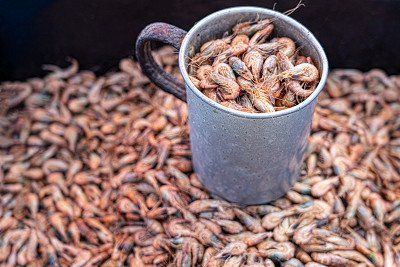 Ungepulte Nordseekrabben in einer Tasse