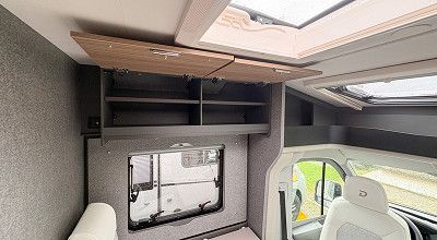Geoeffnete Oberschraenke im Wohnbereich des Dethleffs Wohnmobils Globebus Performance