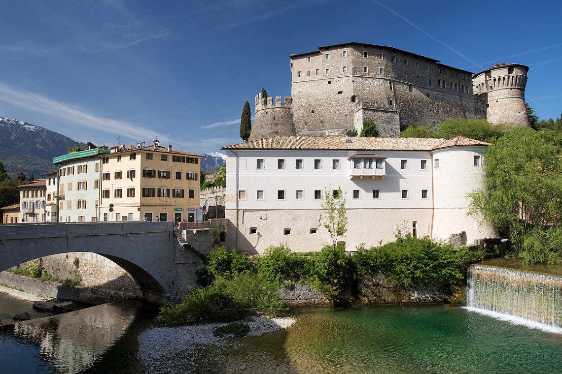 Schloss Rovereto über dem Fluss Leno  