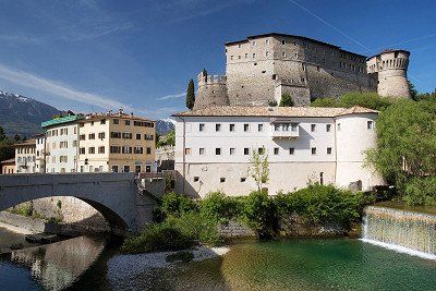 Schloss Rovereto über dem Fluss Leno