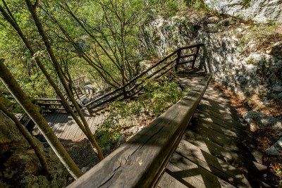 Holztreppe und Wanderpfad zur Hoehle im Nationalpark Krka