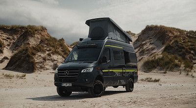 Hymer Campervan Grand Canyon S CrossOver mit geöffnetem Aufstelldach am Strand von vorne gesehen