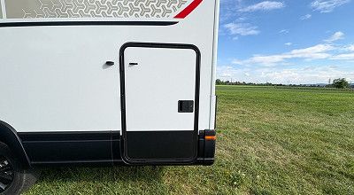 Heckgaragentuer mit Einhandbedienung beim Dethleffs Wohnmobil Globebus Performance