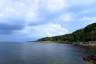 Rotsachtige kust ten zuiden van Arild op het schiereiland Kulla in Zweden