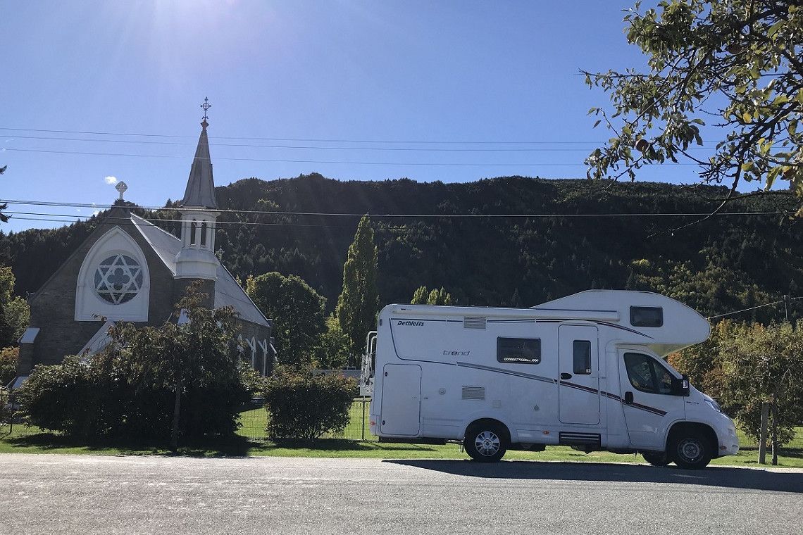 Reisemobil vor Kirche auf Neuseeland