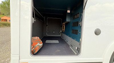 geoeffnete Heckgarage des Laika Wohnmobils Kreos L 5009 MB