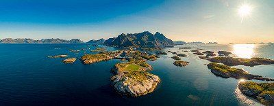 Henningsvaer auf den Lofoten im Sommer von oben
