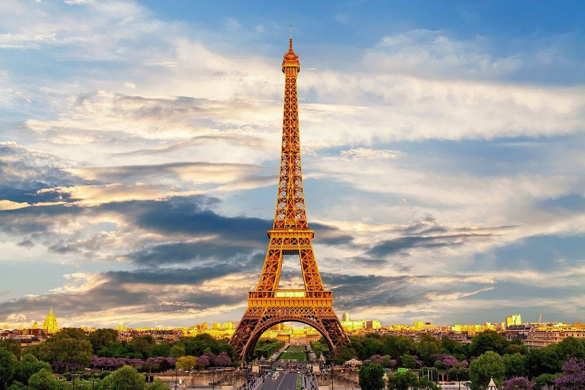 Eiffelturm in Paris von der Sonne angestrahlt