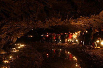 Lichtinstrallationen und Kerzen in der Barbarossahoehle