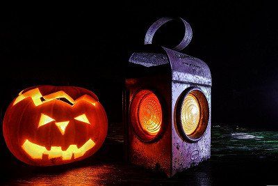 Laterne und leuchtender Halloween-Kuerbis