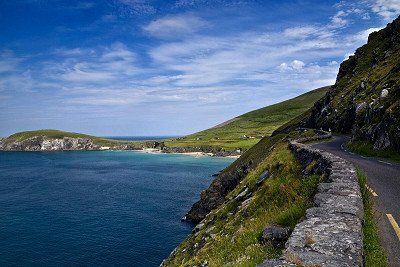 Wild Atlantic Way mit Coumeenoole Beach im Hintergrund 