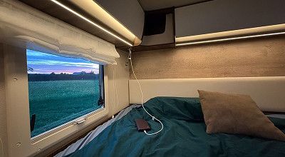 Smartphone mit Ladekabel am USB-Slot im Laika Wohnmobil Ecovip H 2109