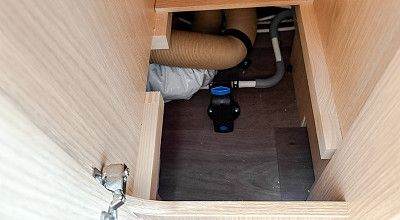 Frostwaechter im Schrank des Sunlight Reisemobils V 67 S Adventure