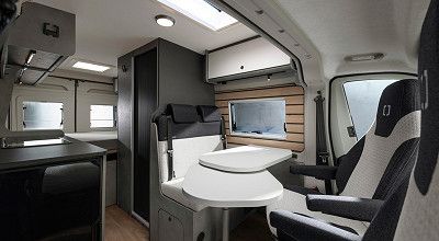 Wohnbereich mit Halbdinette im Crosscamp Campervan ELMNT 6.0 DS 