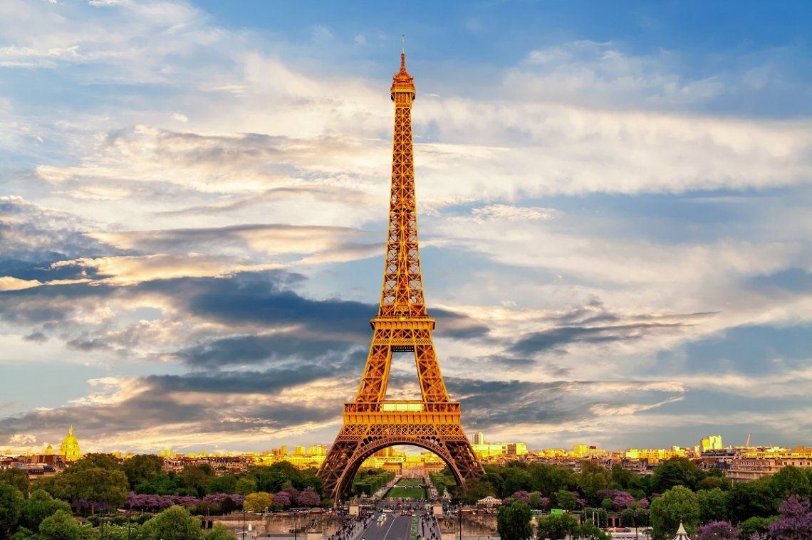 Eiffelturm in Paris in der Morgensonne