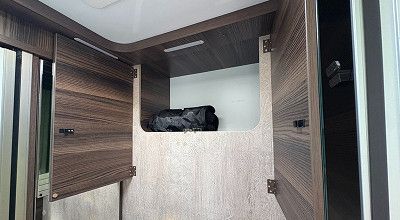 Stauraum hinter dem Spiegelschrank im Bad des Laika Wohnmobils Ecovip H 2109 