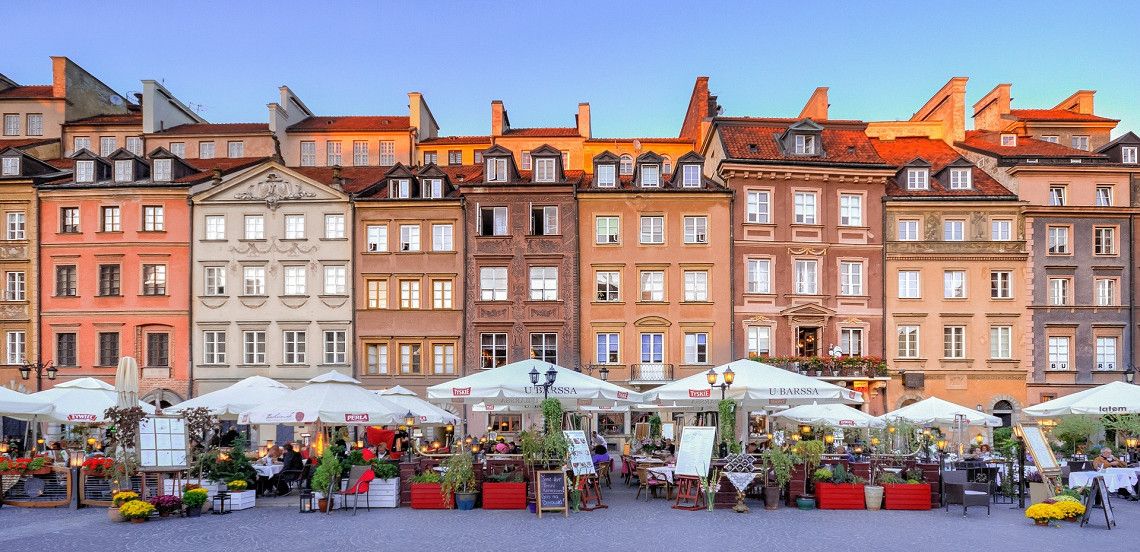 Fassade und Außengastronomie in Warschau 