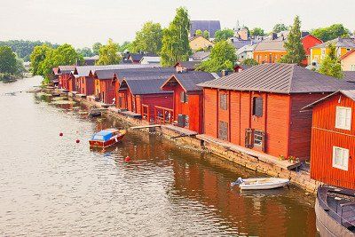 Rote Holzlagerhaeuser in Porvoo, Finnland 